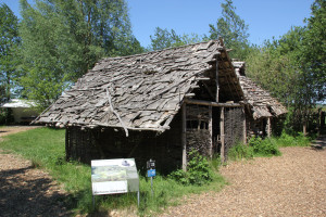 Steinzeithütten-im-Archäologischen-Musuem-Bad-Buchau.JPG