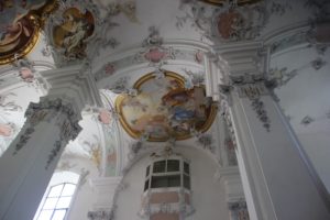 Saeulen und Bilder Kirche St Georg Jakobus Isny