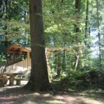 Schaukel und Huette Waldspielplatz Vogt